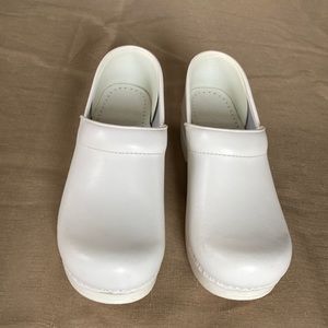 DANSKO PROFESSIONAL WHITE CLOGS